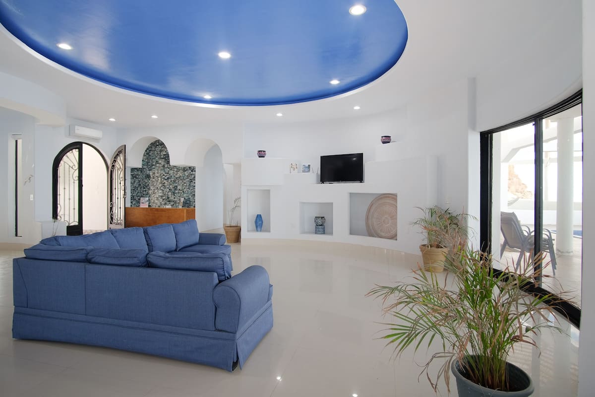 Casa familiare, 6 camere da letto, piscina privata, vista mare | Area soggiorno | TV a schermo piatto