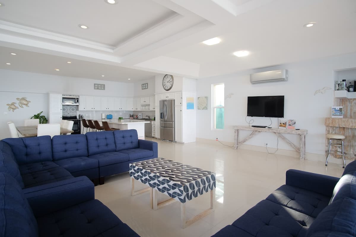 Casa familiare, 4 camere da letto, piscina privata | Soggiorno | TV a schermo piatto