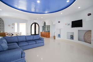 Perhetalo, 6 makuuhuonetta, yksityinen uima-allas, merinäköala | Oleskelualue | Taulutelevisio