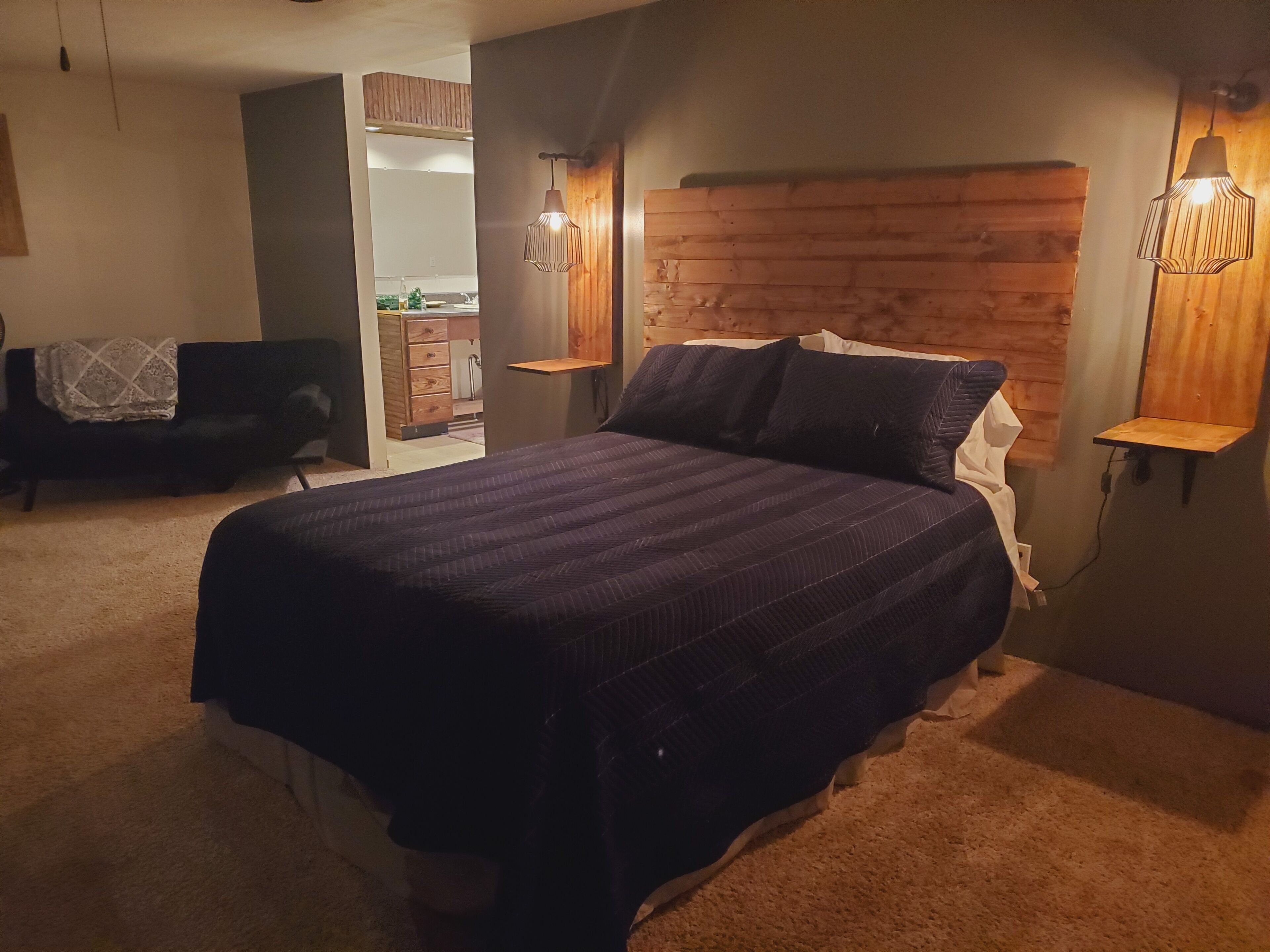 Creekside Valley: secluded, spacious home for 8!