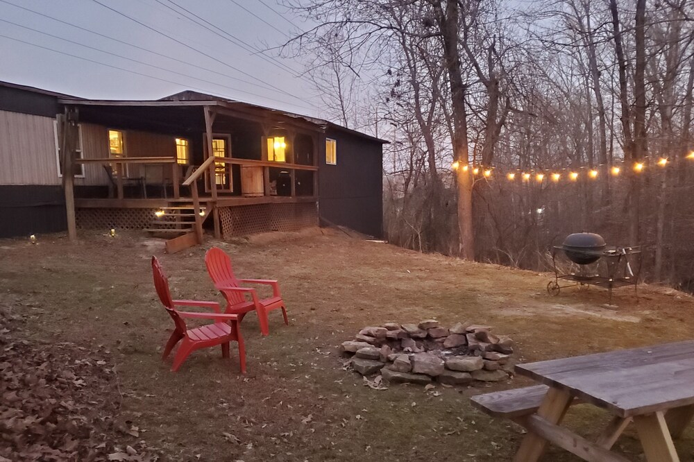Creekside Valley: secluded, spacious home for 8!