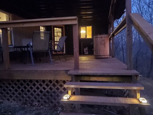 Creekside Valley: secluded, spacious home for 8!