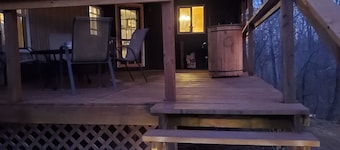 Creekside Valley: secluded, spacious home for 8!
