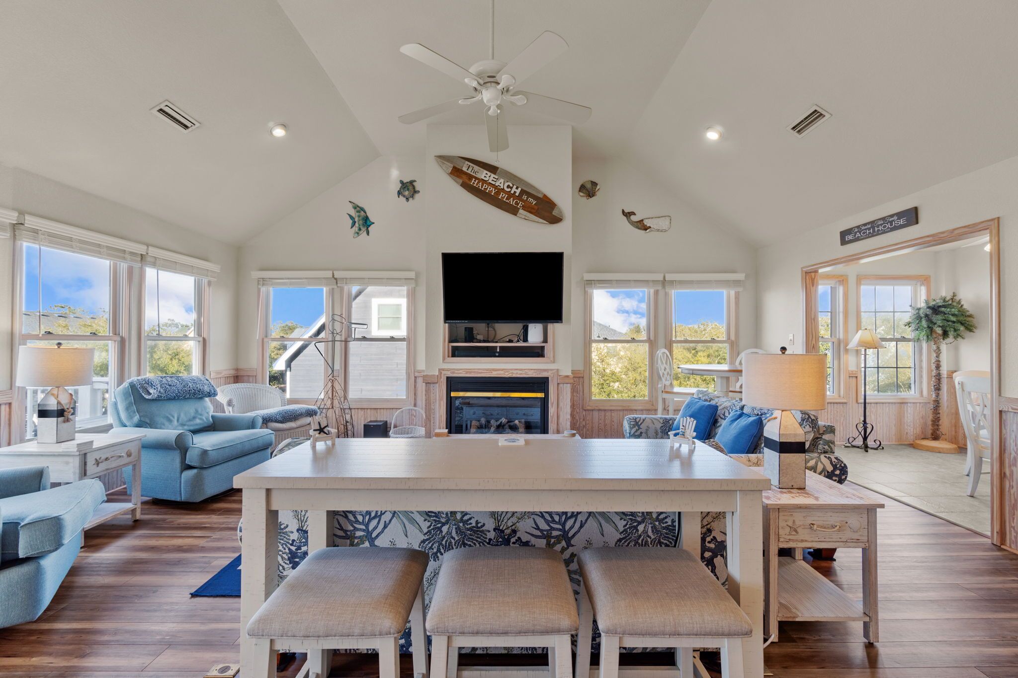 Télévision, lecteur de DVD, baby-foot