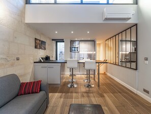 Interior - Superb quality duplex in hypercentre with rooftop and air conditioning (Bordeaux)