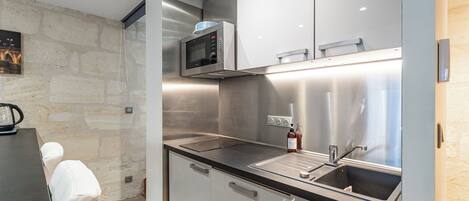 Fridge, microwave, dishwasher, coffee/tea maker