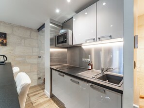 Fridge, microwave, dishwasher, coffee/tea maker