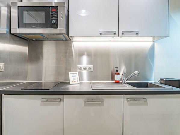 Kjøleskap, mikrobølgeovn, kokeplater og kaffetrakter/tekoker