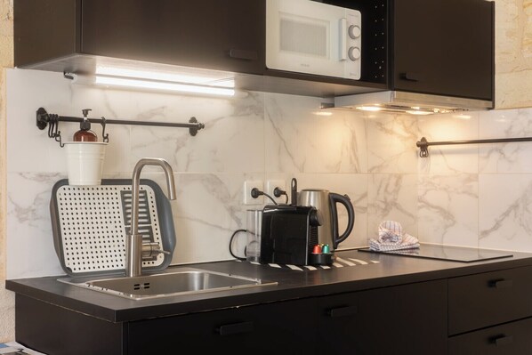 Fridge, microwave, oven, coffee/tea maker