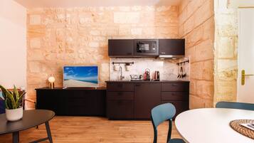 Fridge, microwave, oven, coffee/tea maker