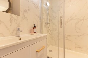 Dusche, Haartrockner, Handtücher
