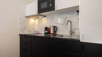 Fridge, microwave, oven, coffee/tea maker