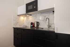 Fridge, microwave, oven, coffee/tea maker