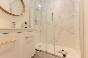 Shower, hair dryer, towels