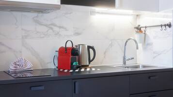 Refrigerador, microondas, horno y cafetera y tetera