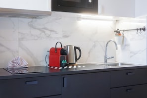 Frigorífic, microones, forn i cafetera i tetera 