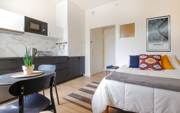 1 habitación, tabla de planchar con plancha, wifi y ropa de cama