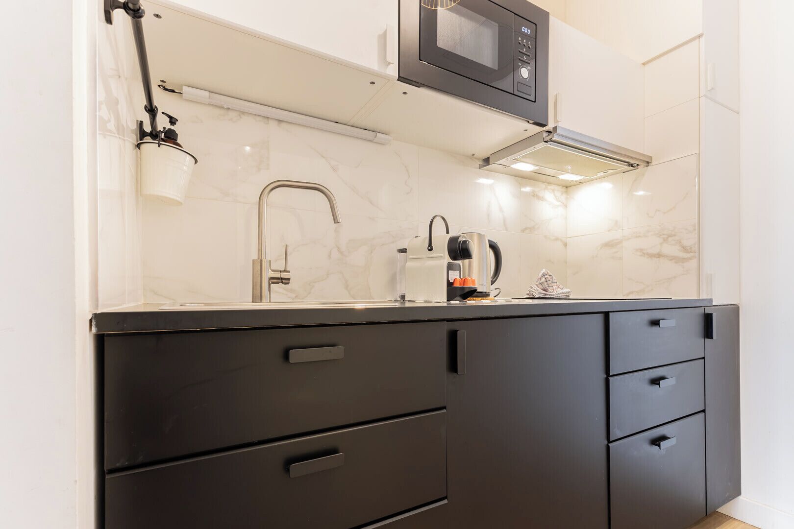 Coffee/tea maker, fridge, microwave, oven