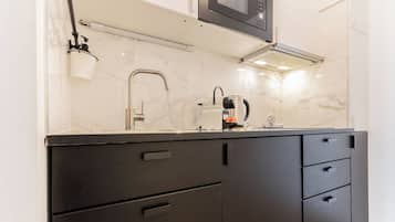 Coffee/tea maker, fridge, microwave, oven