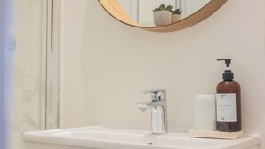 Een douche, een haardroger, handdoeken
