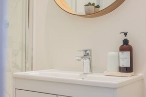 Douche, sèche-cheveux, serviettes fournies