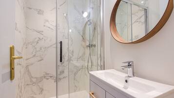 Douche, sèche-cheveux, serviettes fournies