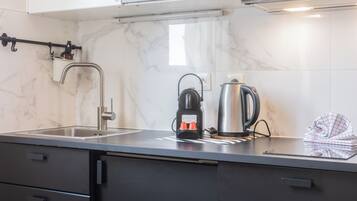 Een koffiezetapparaat/waterkoker, een koelkast, een microgolfoven