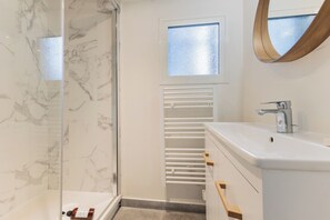 Een douche, een haardroger, handdoeken
