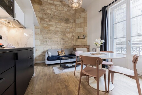 Appartement avec cachet en duplex de 2 chambres situé vers la Gare St-Jean