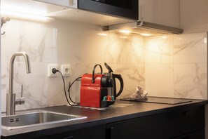 Refrigerador, microondas, horno y cafetera y tetera 