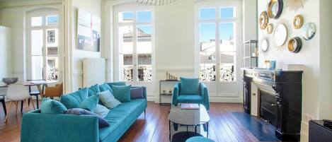 Fernseher, Kamin, Bücher