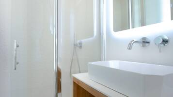 Bañera, secador de pelo, toallas