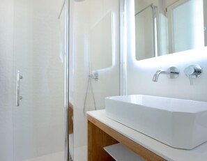 Bañera, secador de pelo y toallas