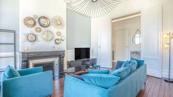 Een televisie, een open haard en boeken