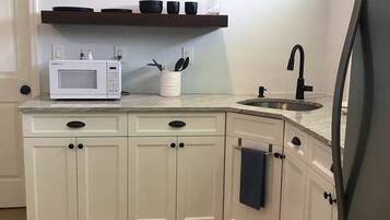 Refrigerador, microondas, cafetera y tetera y tostadora