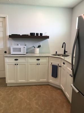 Kühlschrank, Mikrowelle, Wasserkocher mit Kaffee-/Teezubehör, Toaster