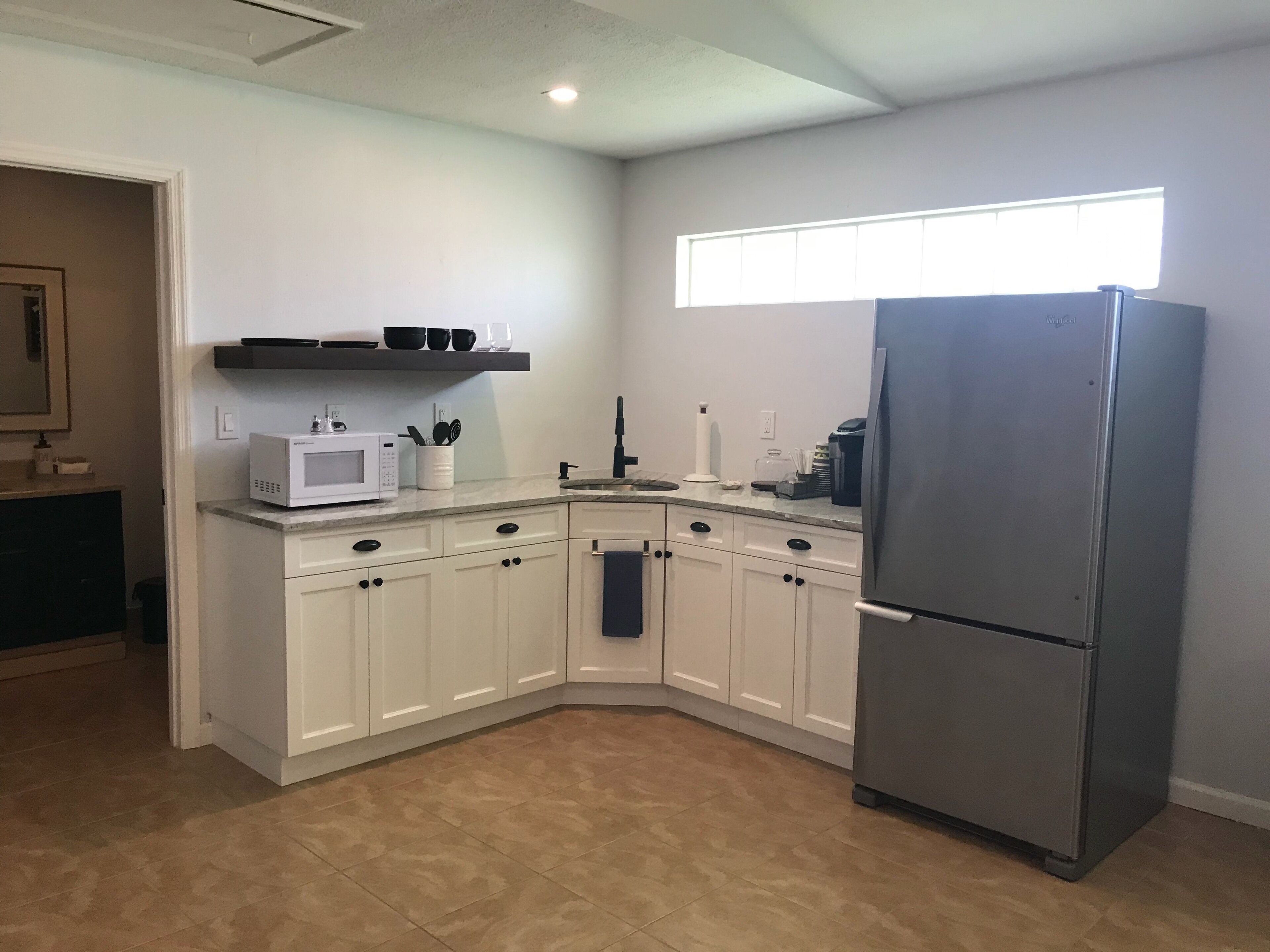 Réfrigérateur, micro-ondes, cafetière/bouilloire, grille-pain