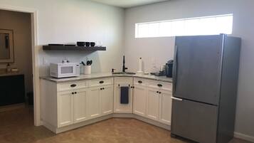 Réfrigérateur, micro-ondes, cafetière/bouilloire, grille-pain