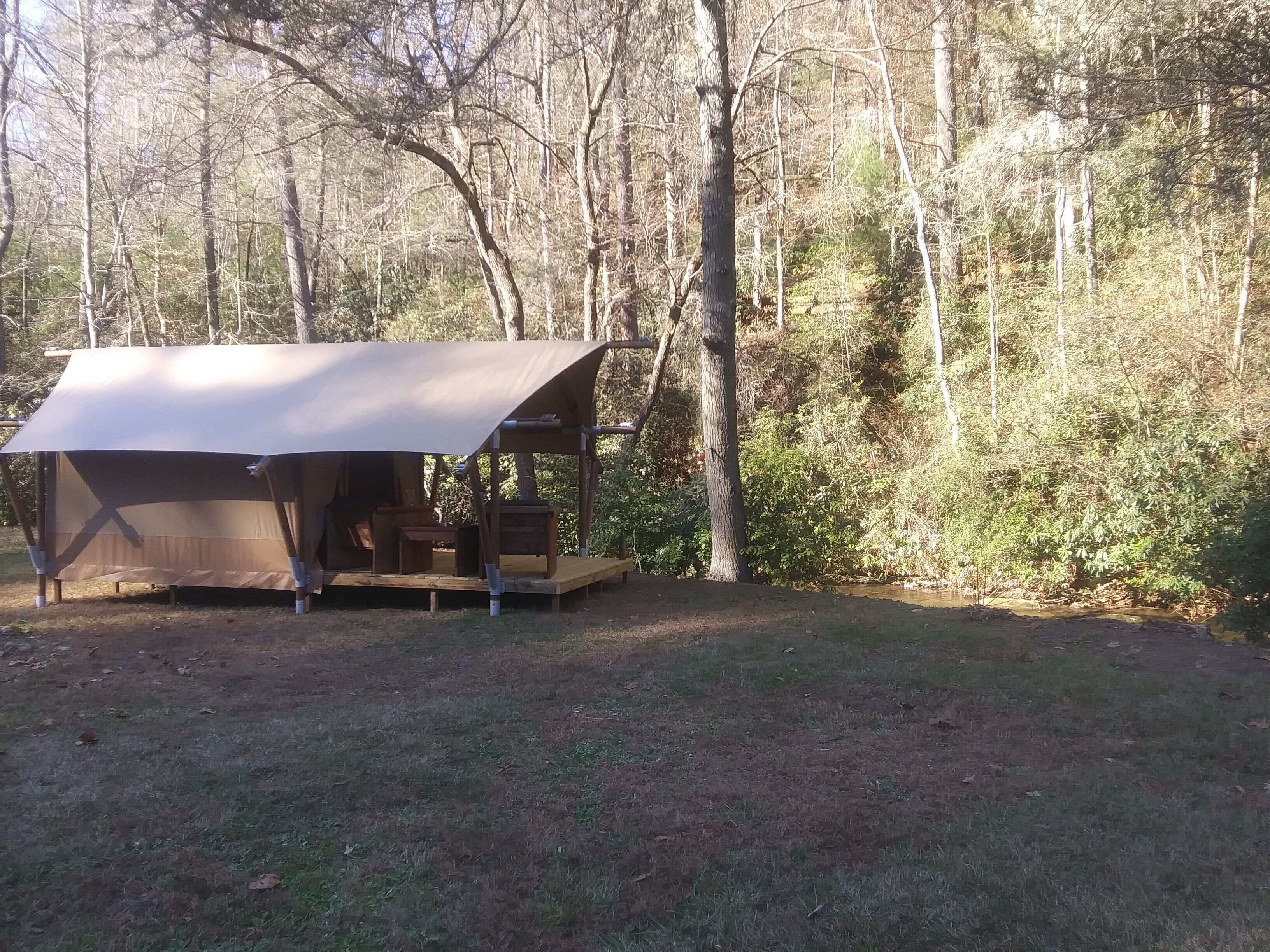 Creek Front Safari Tent-Furnished, relaxing under the stars, Firepit, Smores. 