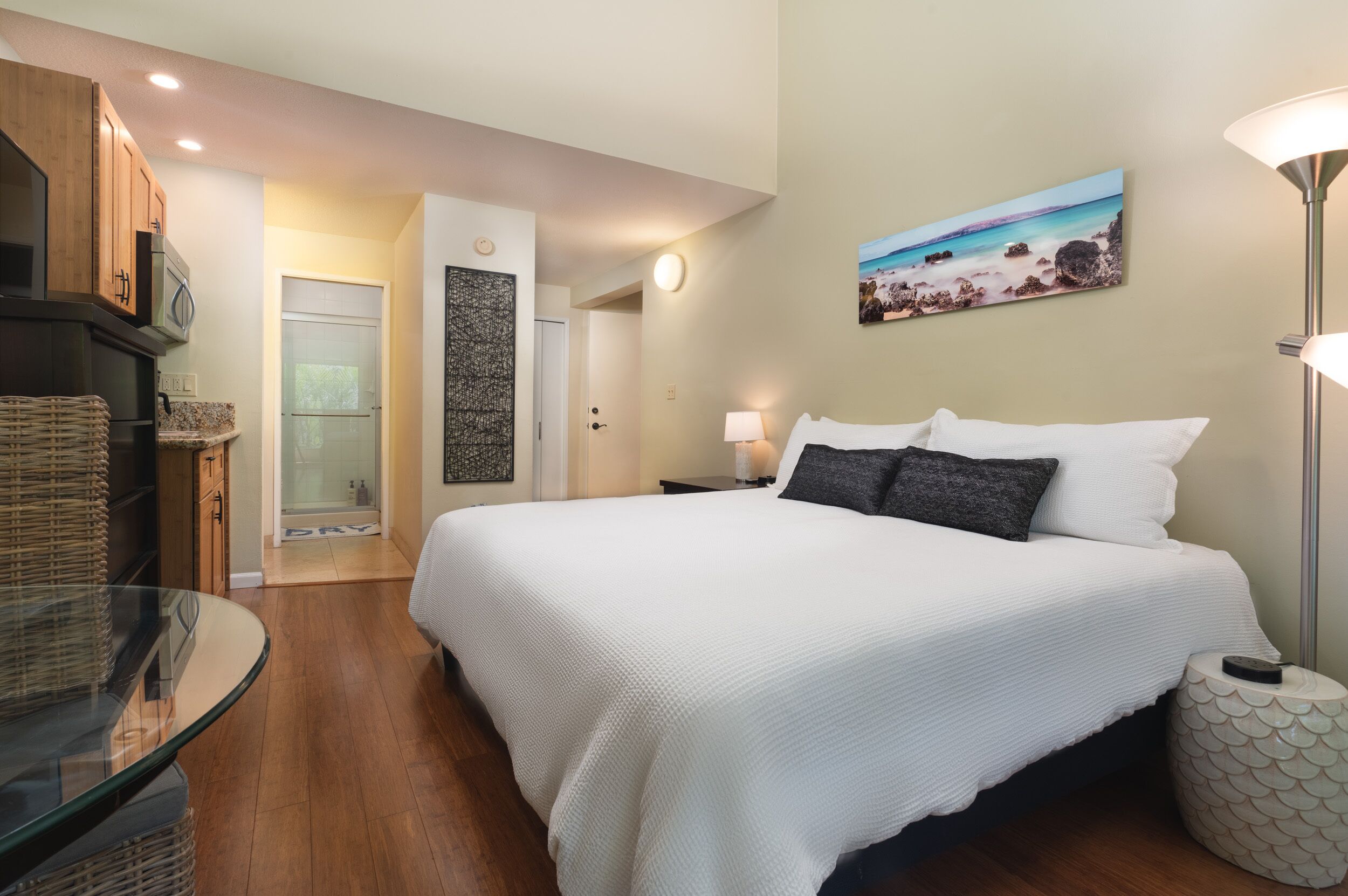 Beautiful Studio - Steps to Beach - Vaulted Ceiling