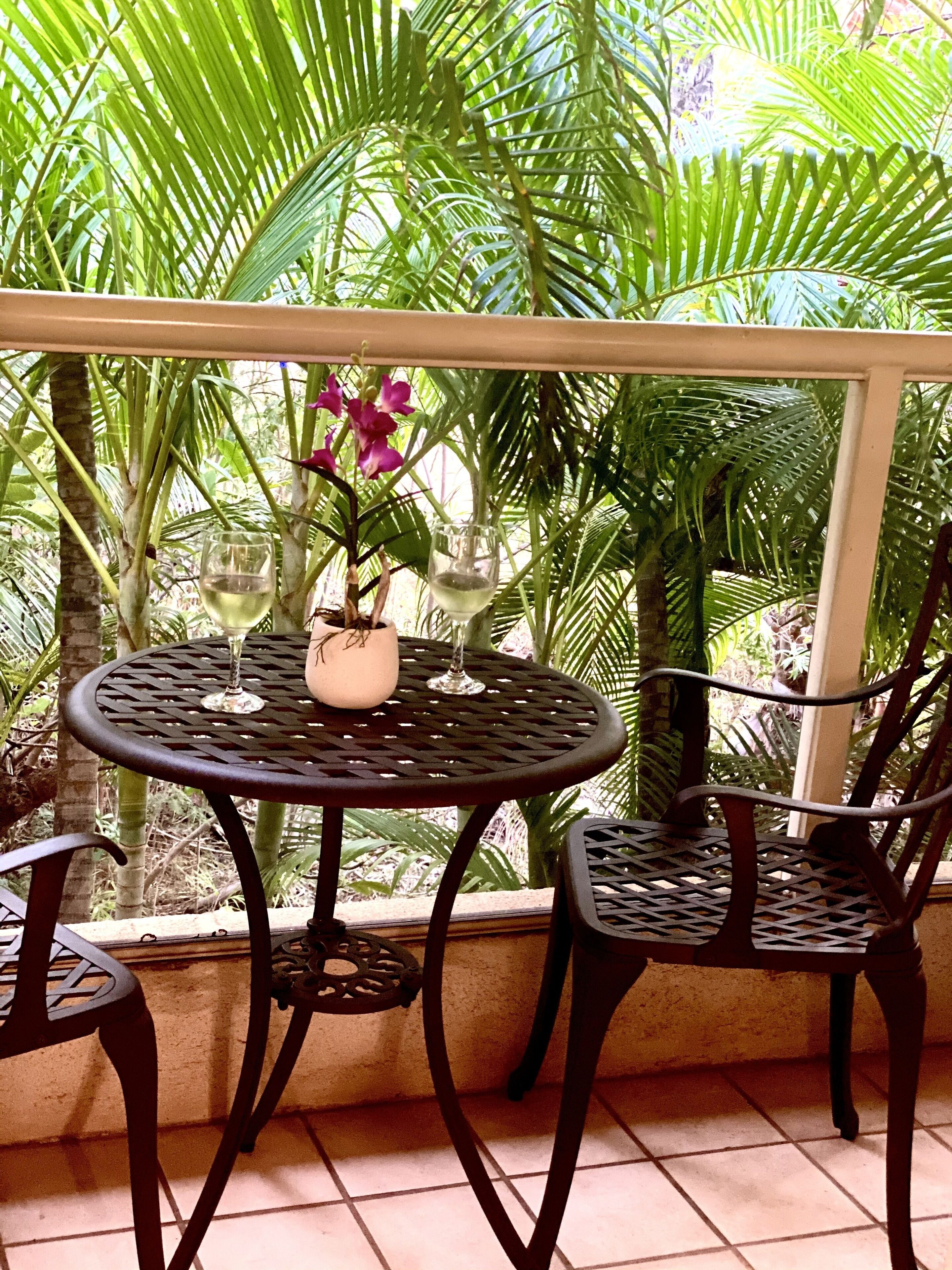 Beautiful Studio - Steps to Beach - Vaulted Ceiling