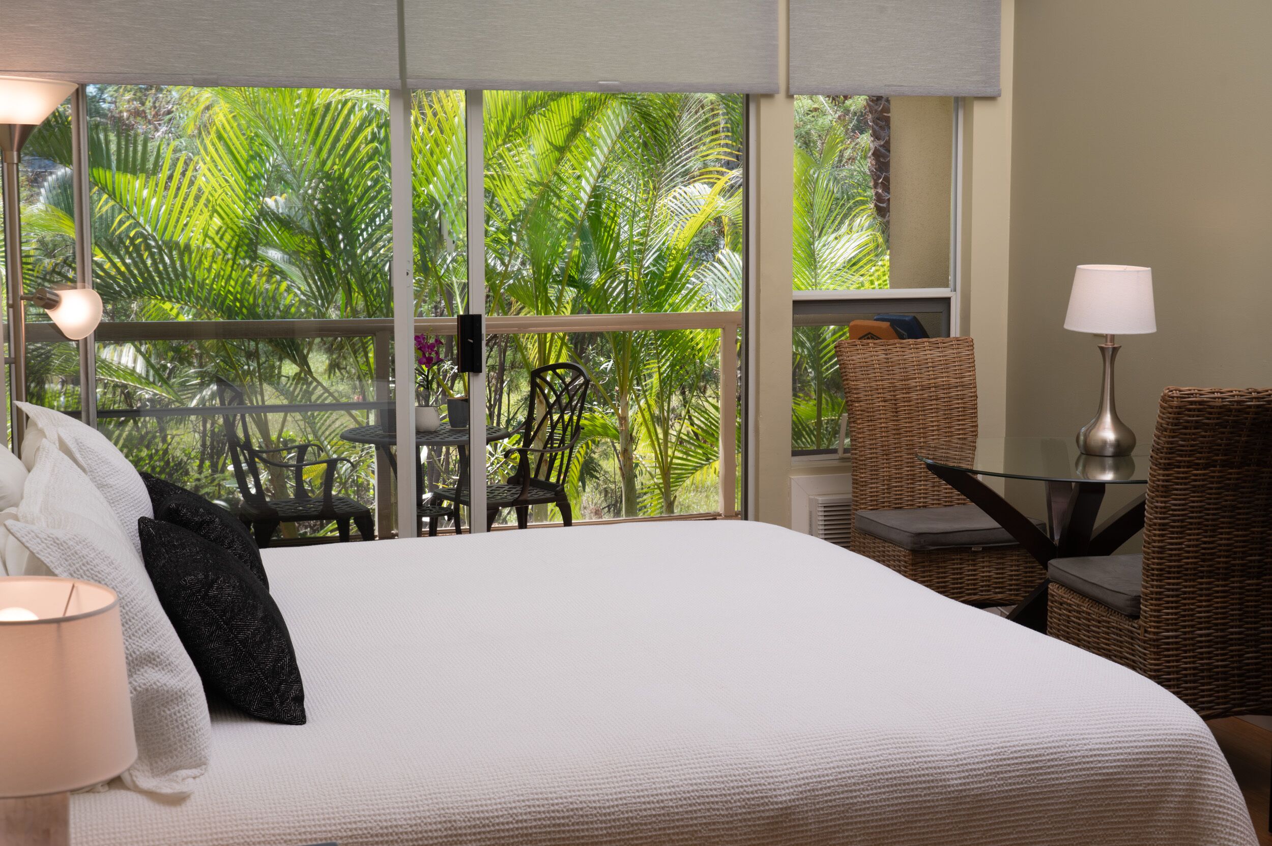 Beautiful Studio - Steps to Beach - Vaulted Ceiling