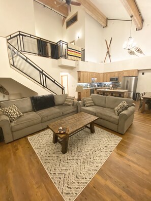 Fernseher, Kamin, DVD-Player, Bücher