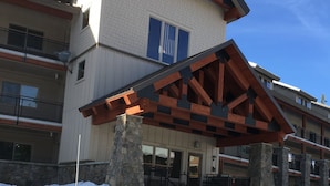 Un edificio de varios pisos con base de piedra y estructura de madera.