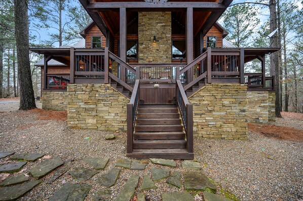 Exterior - Yellowstone Lodge: Sleeps 18 + Game Room + Loft (Broken Bow)