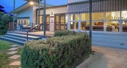 Walk to Corowa Whiskey & Chocolate Factory short drive Rutherglen wineries.
