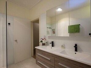 Shower, hair dryer, towels, soap - Walk to Corowa Whiskey & Chocolate Factory short drive Rutherglen wineries. (Corowa)