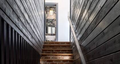 Sleeps 20 - Pool, Luxe Historic Home, Guest House