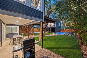 Outdoor dining - Sleeps 20 - Pool, Luxe Historic Home + Guest House (Austin)