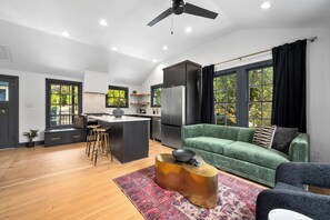 Smart TV - Sleeps 20 - Pool, Luxe Historic Home + Guest House (Austin)